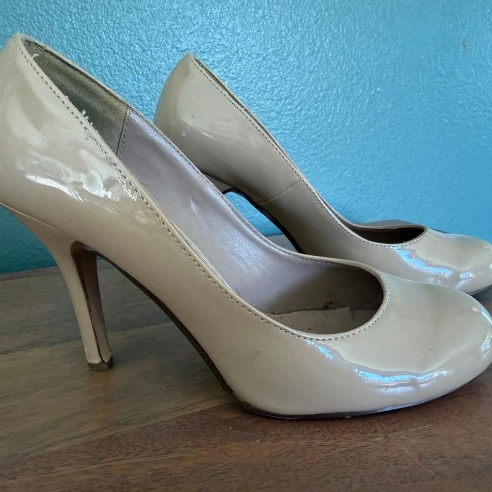 Paprika Women's Cream and Tan Courts